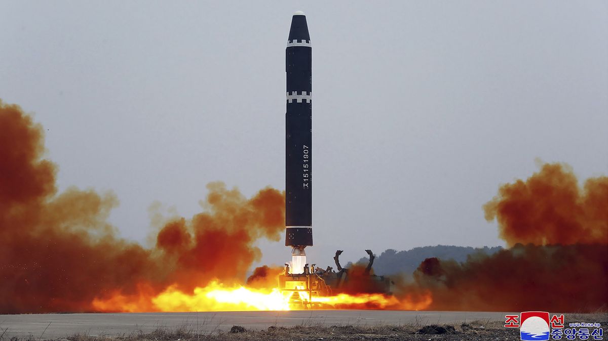 KLDR otestovala raketu Hwasong-15. Byla by schopná zasáhnout USA